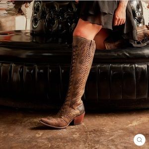 Junk Gypsy Trail Boss boots in color “brownbelly” size 8.5.